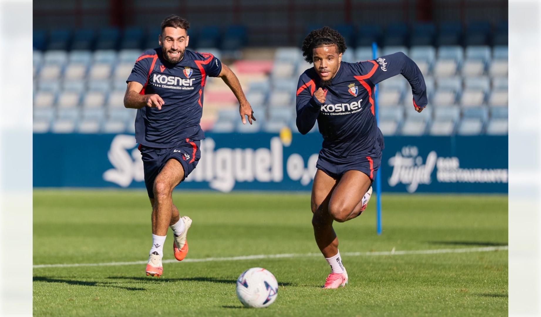 Los dos franceses, acelerando a alta intensidad en el campo de entrenamiento