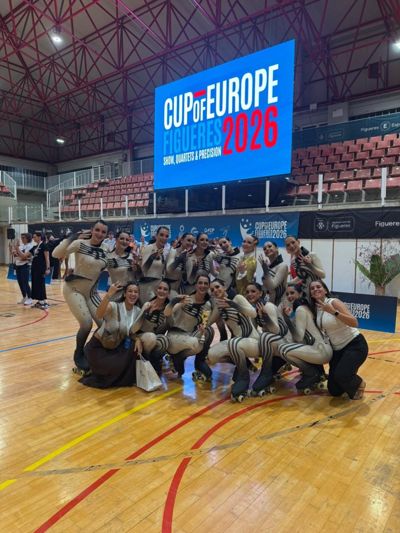 Las patinadoras júnior del CPA Noáin celebran el bronce.