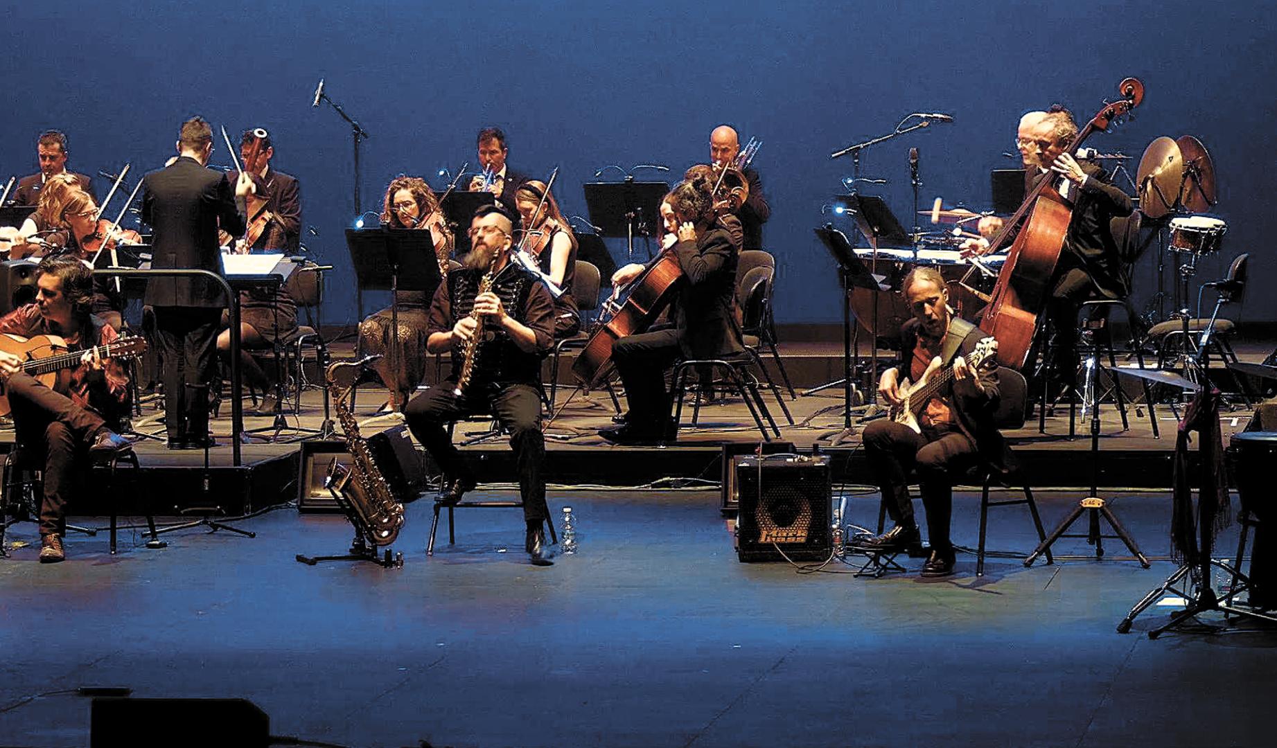 Componentes de Zorongo, junto a los músicos de la Orquesta Sinfonía Navarra.