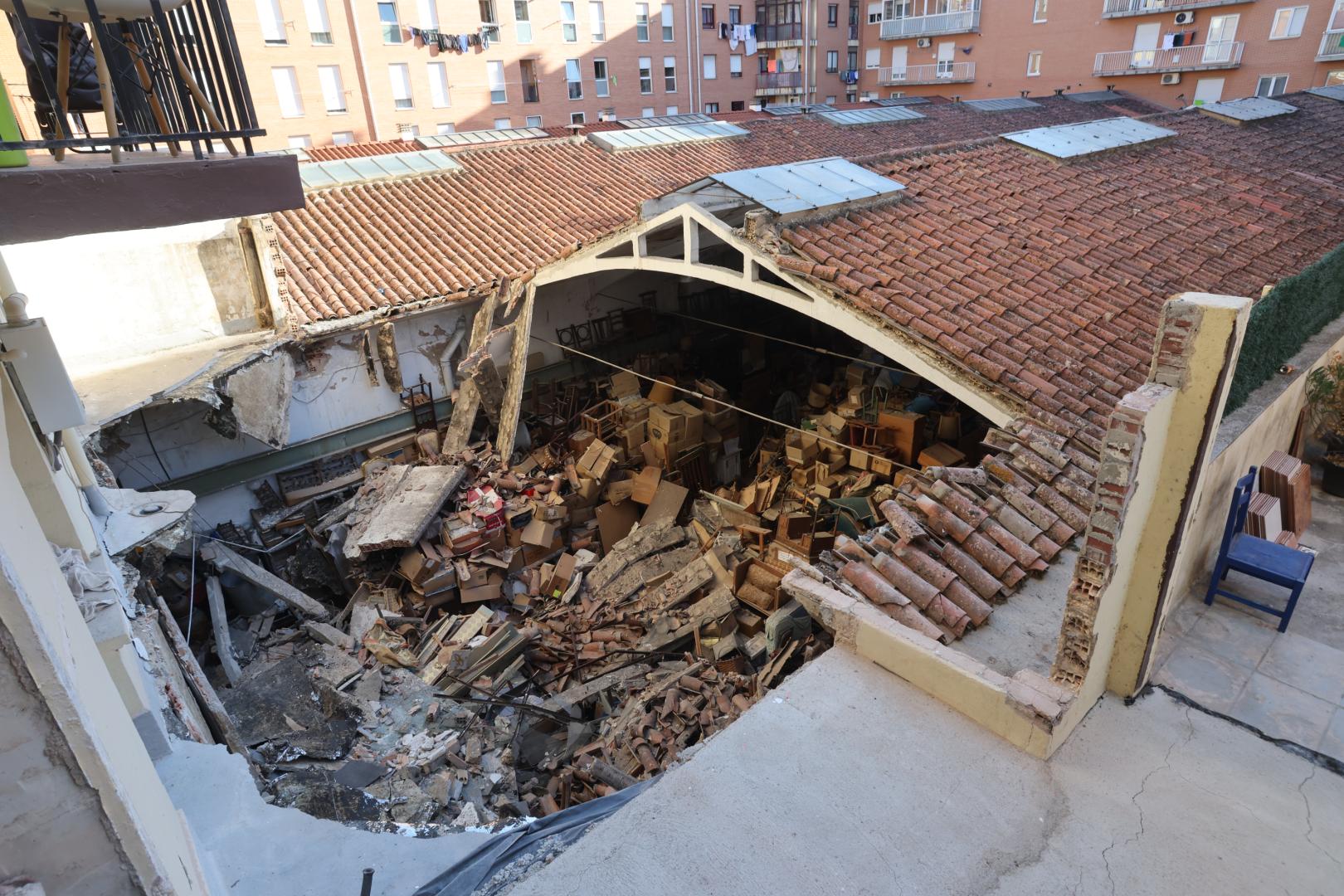 La terraza se hundió sobre el local y parte de la cubierta de su almacén también se vino abajo