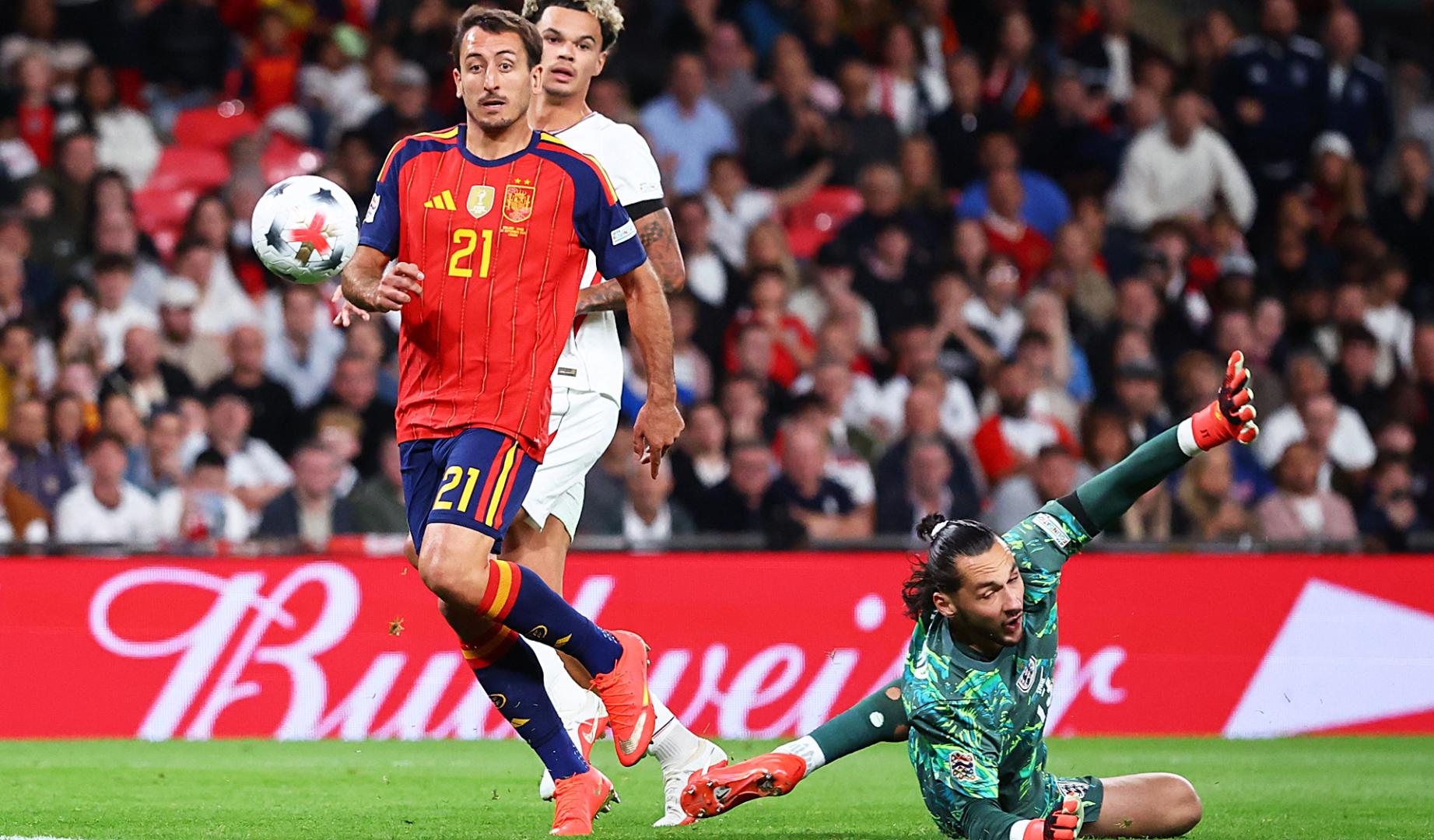 Con este sutil toque Mikel Oyarzabal supera al meta James Trafford para subir el 2-3 al marcador de Wembley