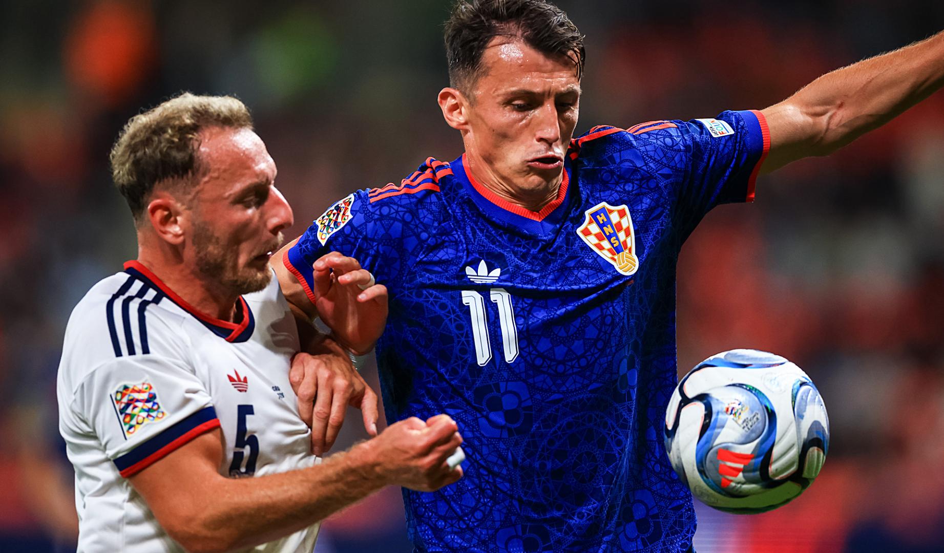 El rojillo Ante Budimir pelea por el balón con el jugador checo Vladimir Coufal