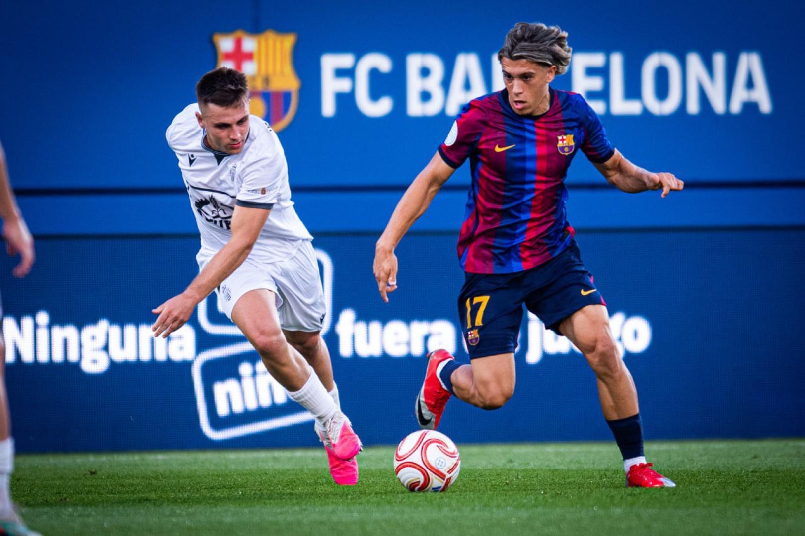 Omar Ugartemendia, lateral de la Peña Sport, defiende a Álex González, del Barcelona Atlètic