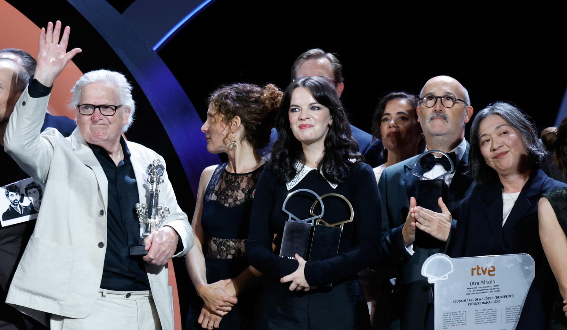 Los actores de la película con mas galardones 'Tender Loving Care', del británico Mike Leigh, Alice Baile (c) y Paul Jesson (i) posan con sus premios