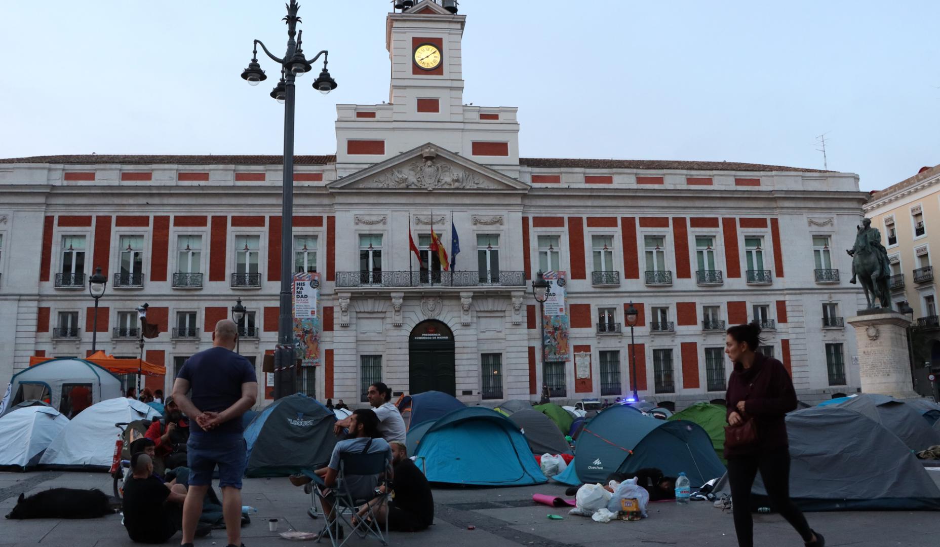 Decenas de tiendas instaladas a primera hora de este domingo en la Puerta del Sol