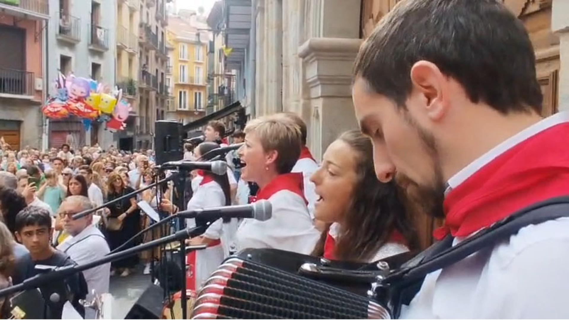 Voces del Ebro cantan una jota en la procesión de San Fermín Txikito