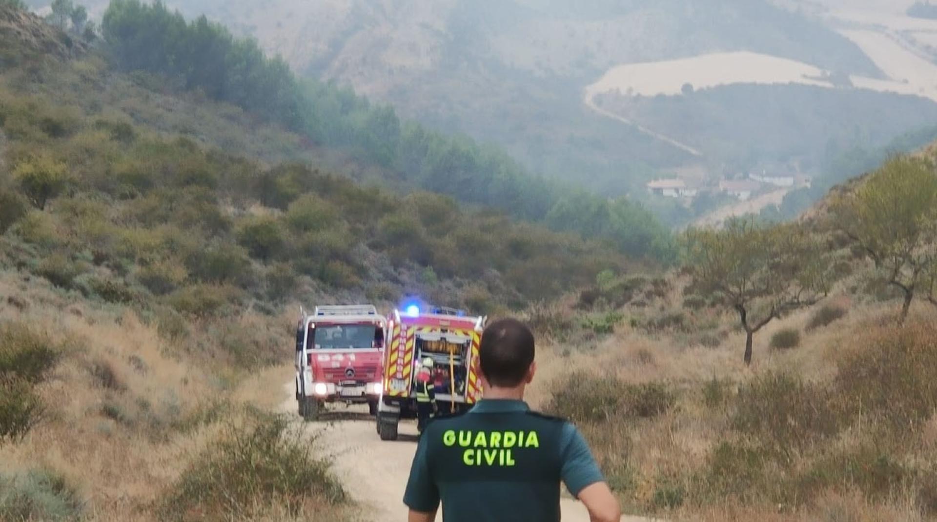 Efectivos de bomberos y Guardia Civil en el incendio de Espronceda