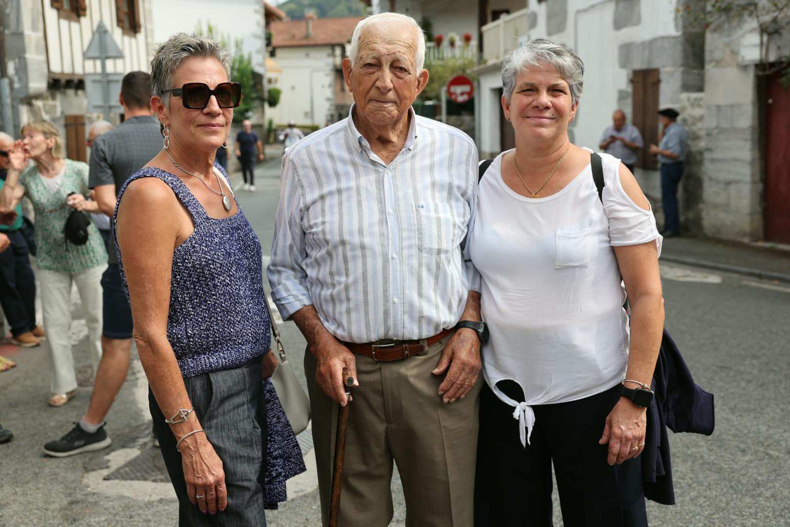 Alberto Urbeltz junto a sus hijas, Alice y Teresa.