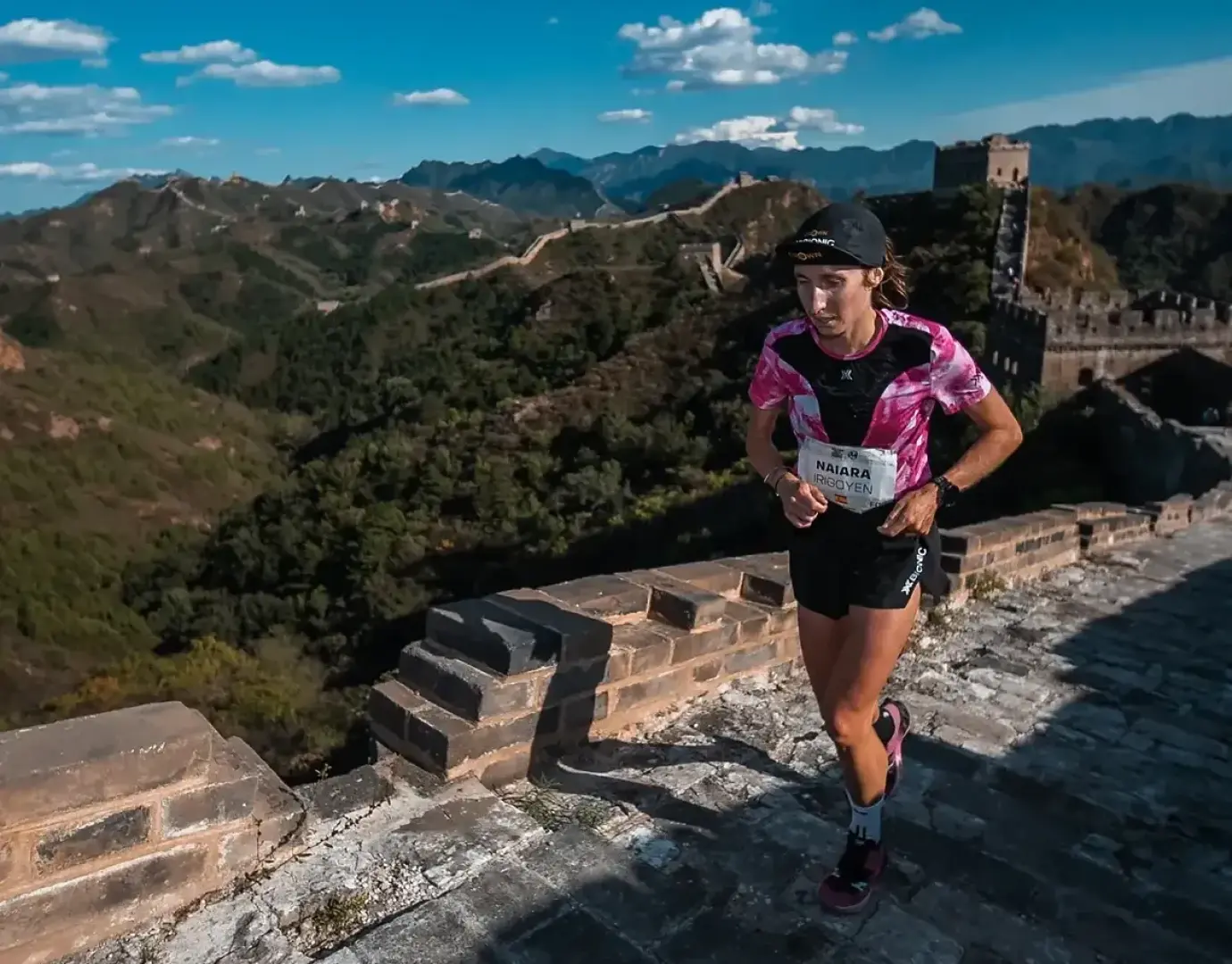 La corredora navarra Naiara Irigoyen Indave, corriendo este domingo 27 por la Gran Muralla china