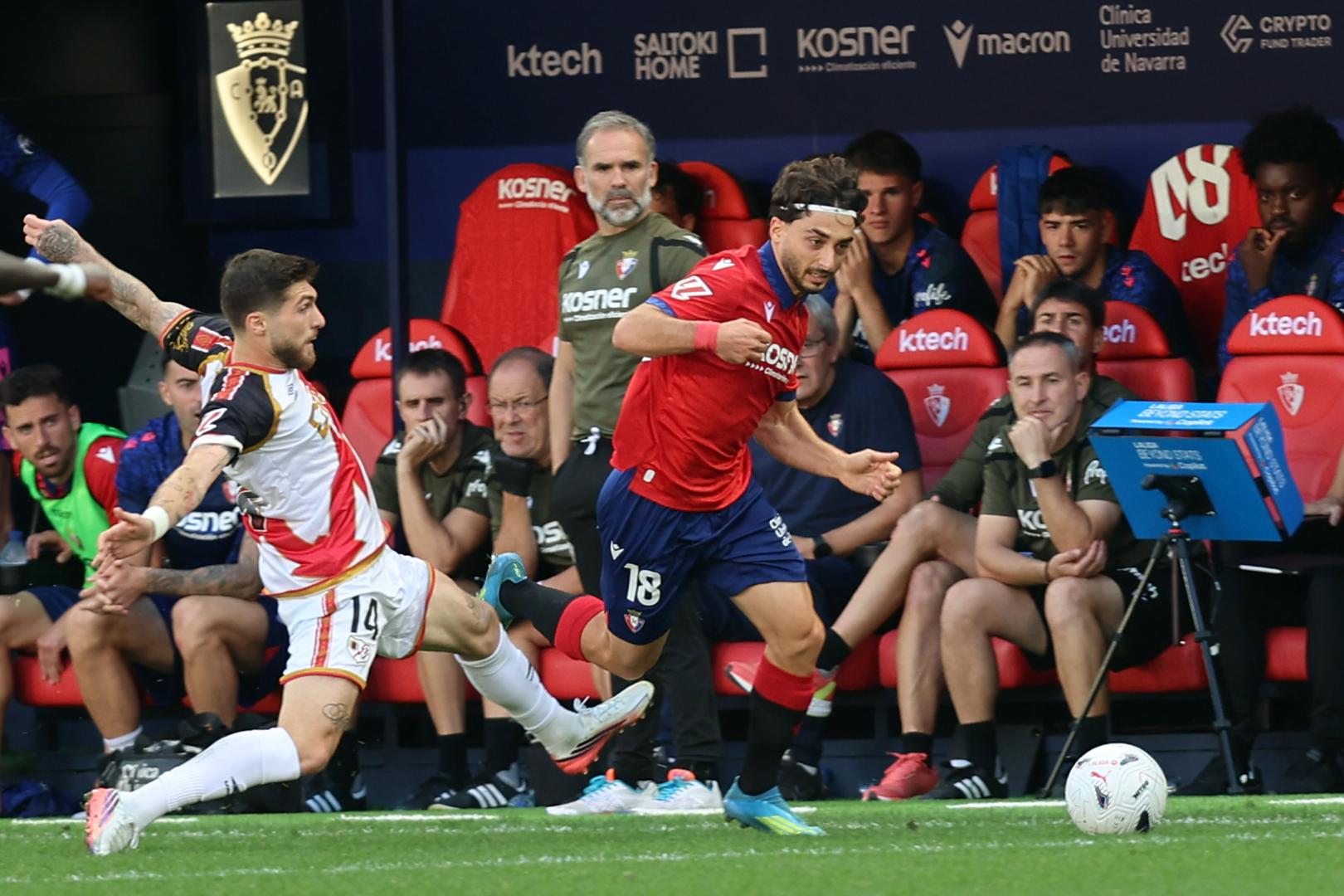 Raúl Moro se marcha en velocidad por la banda en el último partido en El Sadar contra el Rayo Vallecano, poco antes de sufrir la lesión