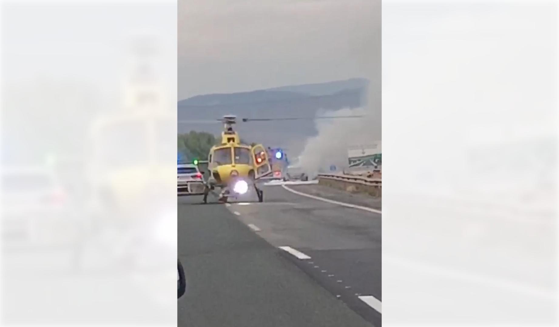 El aparato de extinción de incendios aterrizó en la carretera para ayudar en las labores de extinción de un vehículo que ardió este domingo 27 de septiembre.