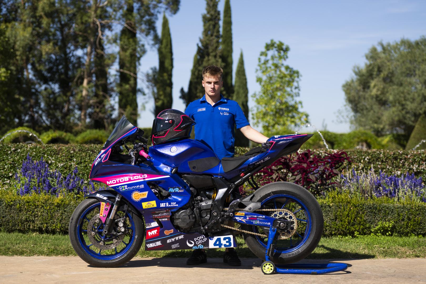 El noaindarra Hodei Martínez posa con su Yamaha, con la que compitió hace dos fines de semana en el Campeonato de España de Superbikes celebrado en Los Arcos.