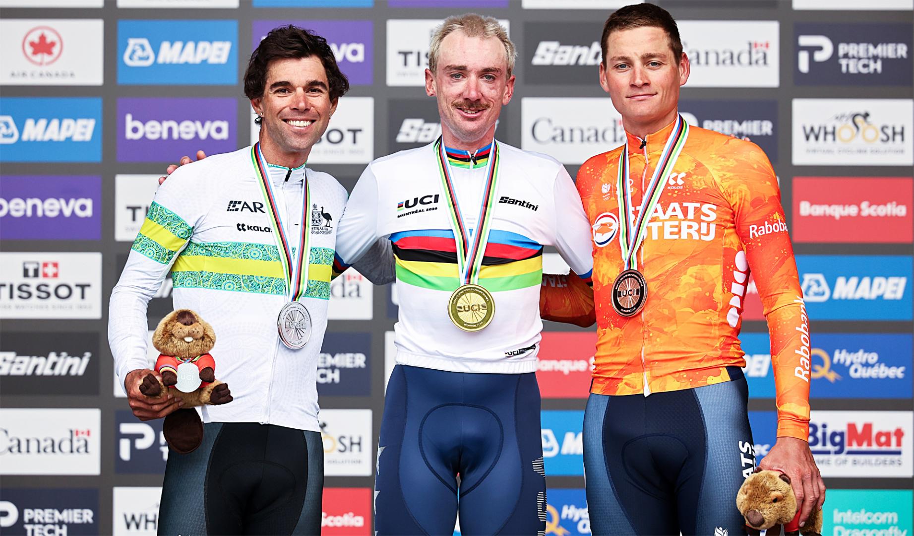 Podio del Mundial de ciclismo en ruta 2026 con el oro Brandon McNulty (centro), la plata para Michael Matthews (izda.) y el bronce para Mathieu van der Poel (dcha.)