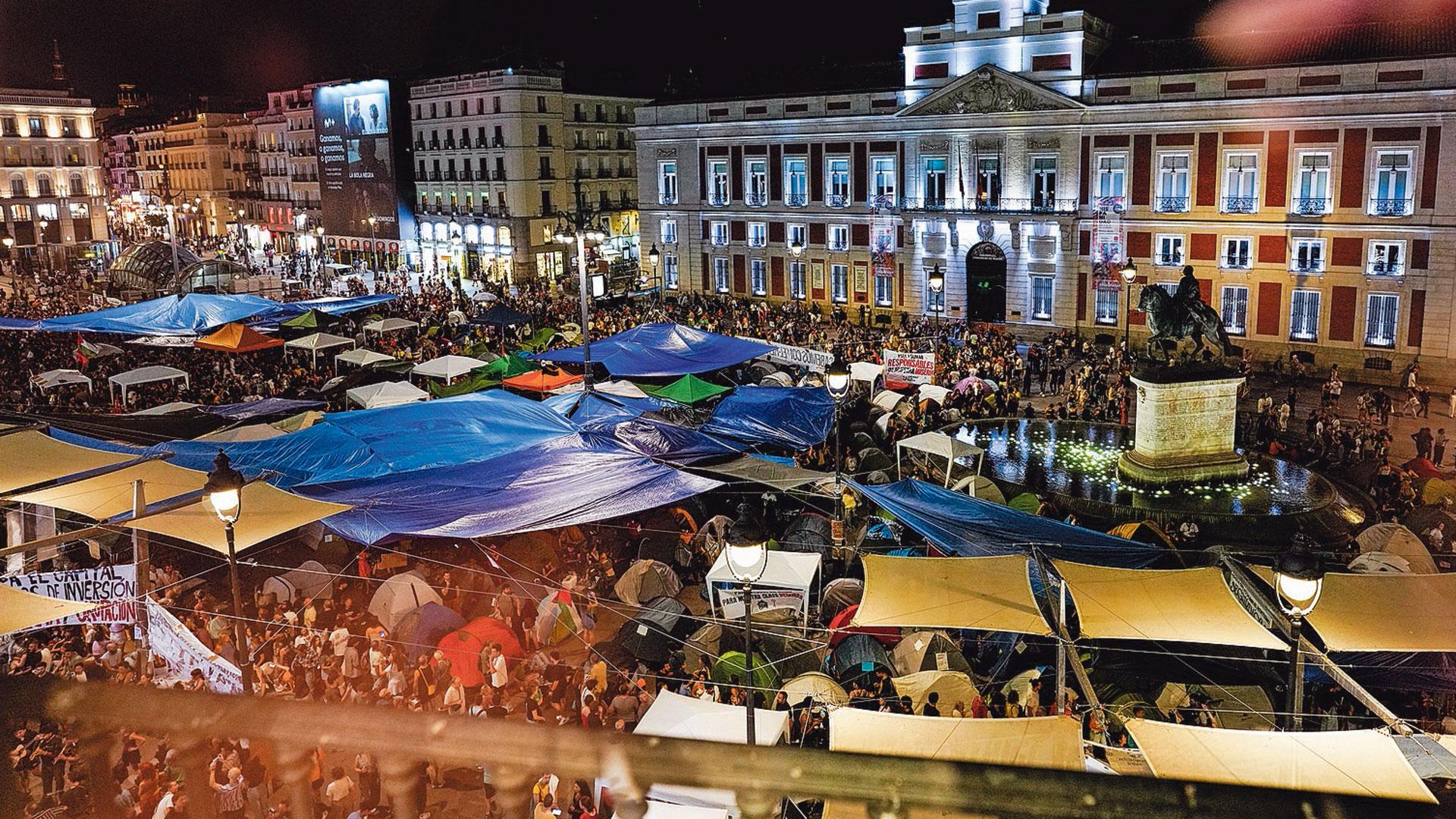 Los acampados en la Puerta del Sol se preparaban ayer para dormir una segunda noche, y las que hagan falta, en tiendas de campaña