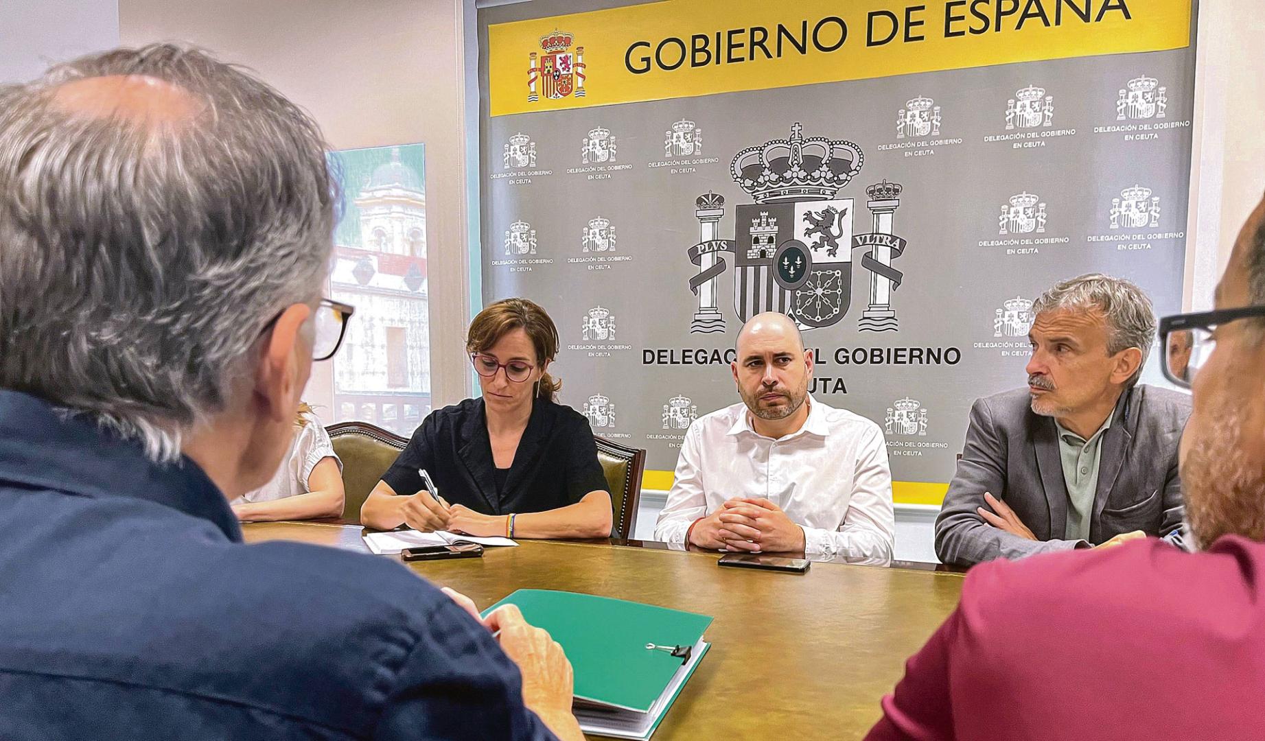 La ministra de Sanidad, Mónica García junto al delegado del Gobierno en Ceuta, Miguel Ángel Pérez Triano (centro)