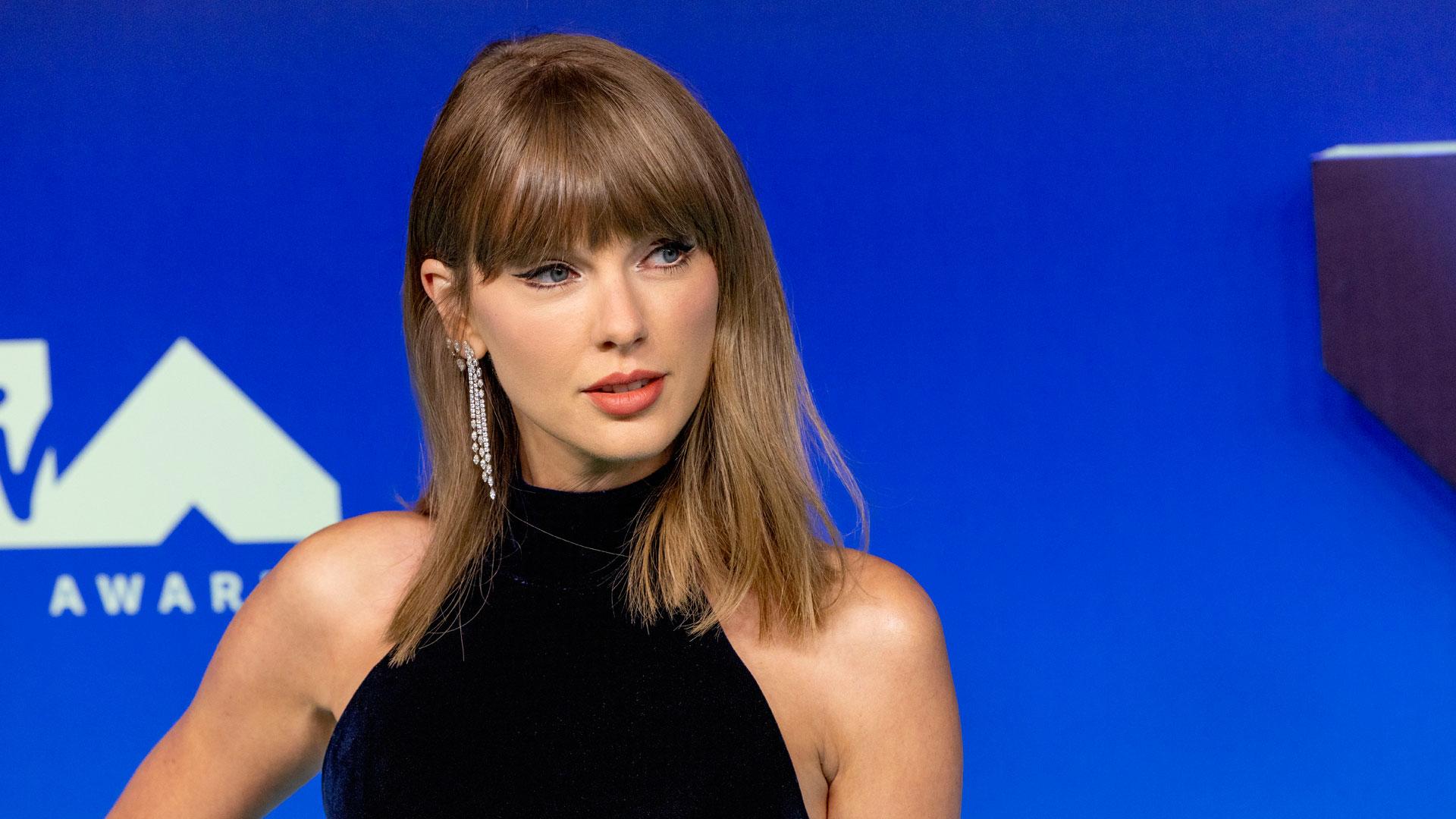 Taylor Swift posa para los fotógrafos a su llegada a los premios VMAs en los que batió el récord como la artista más premiada en la historia de estos galardones