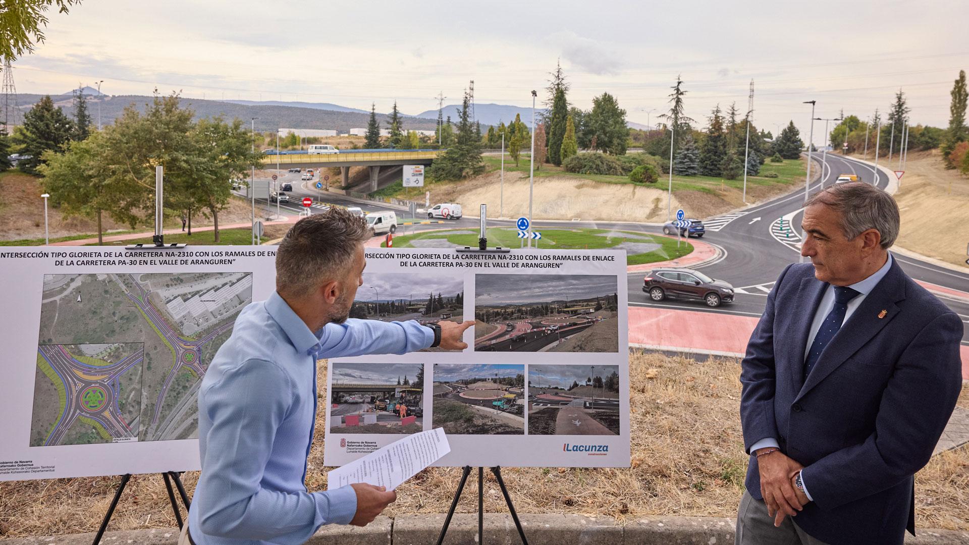 El consejero de Cohesión Territorial, Óscar Chivite, ha visitado el entorno de la nueva rotonda acompañado por el alcalde del Valle de Aranguren, Manolo Romero, representantes locales y de la empresa adjudicataria