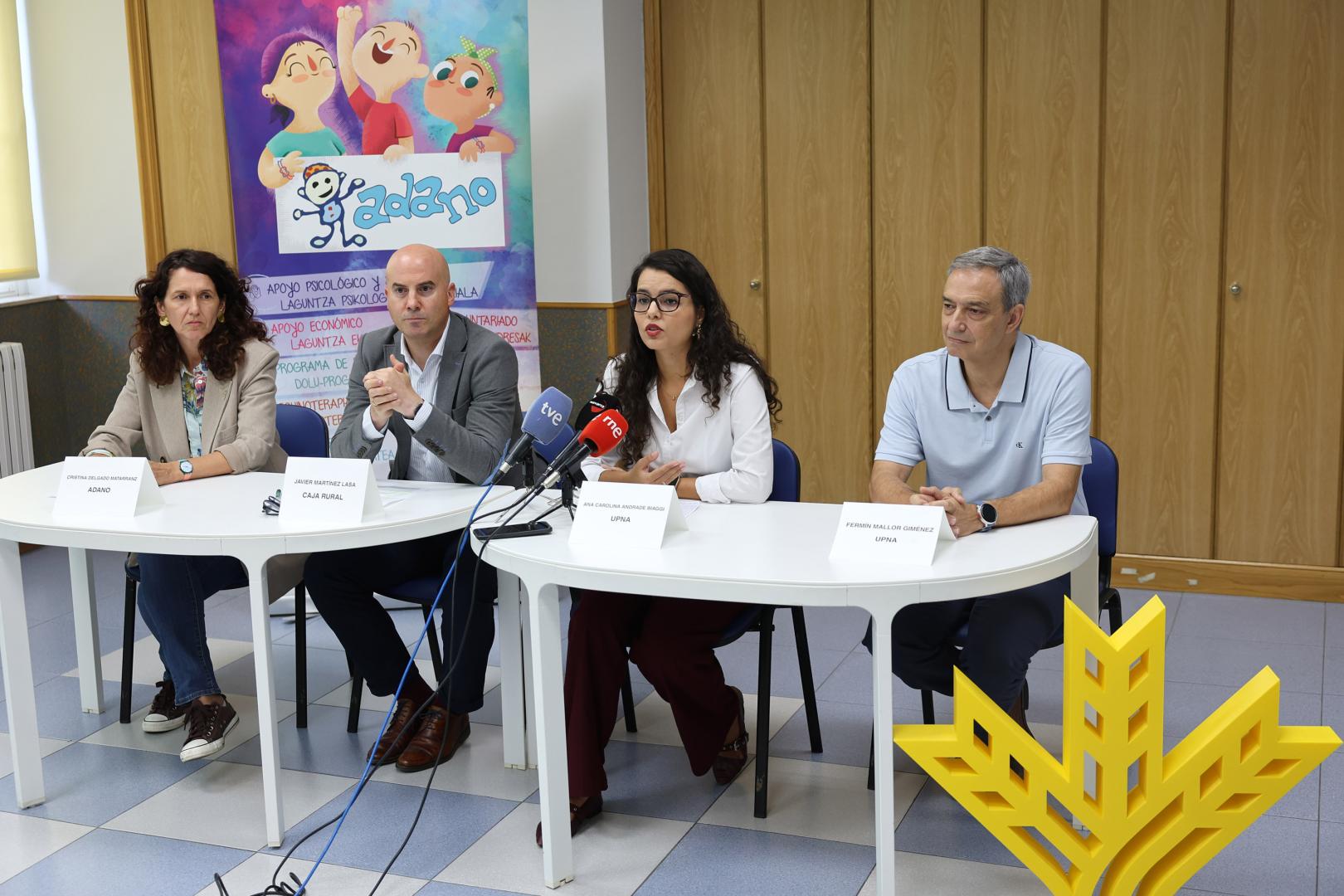 Cristina Delgado Matarranz (presidenta de ADANO), Javier Martínez Lasa (Acción Social de Caja Rural de Navarra), Ana Carolina Andrade Biaggi (UPNA) y Fermín Mallor Giménez (UPNA)