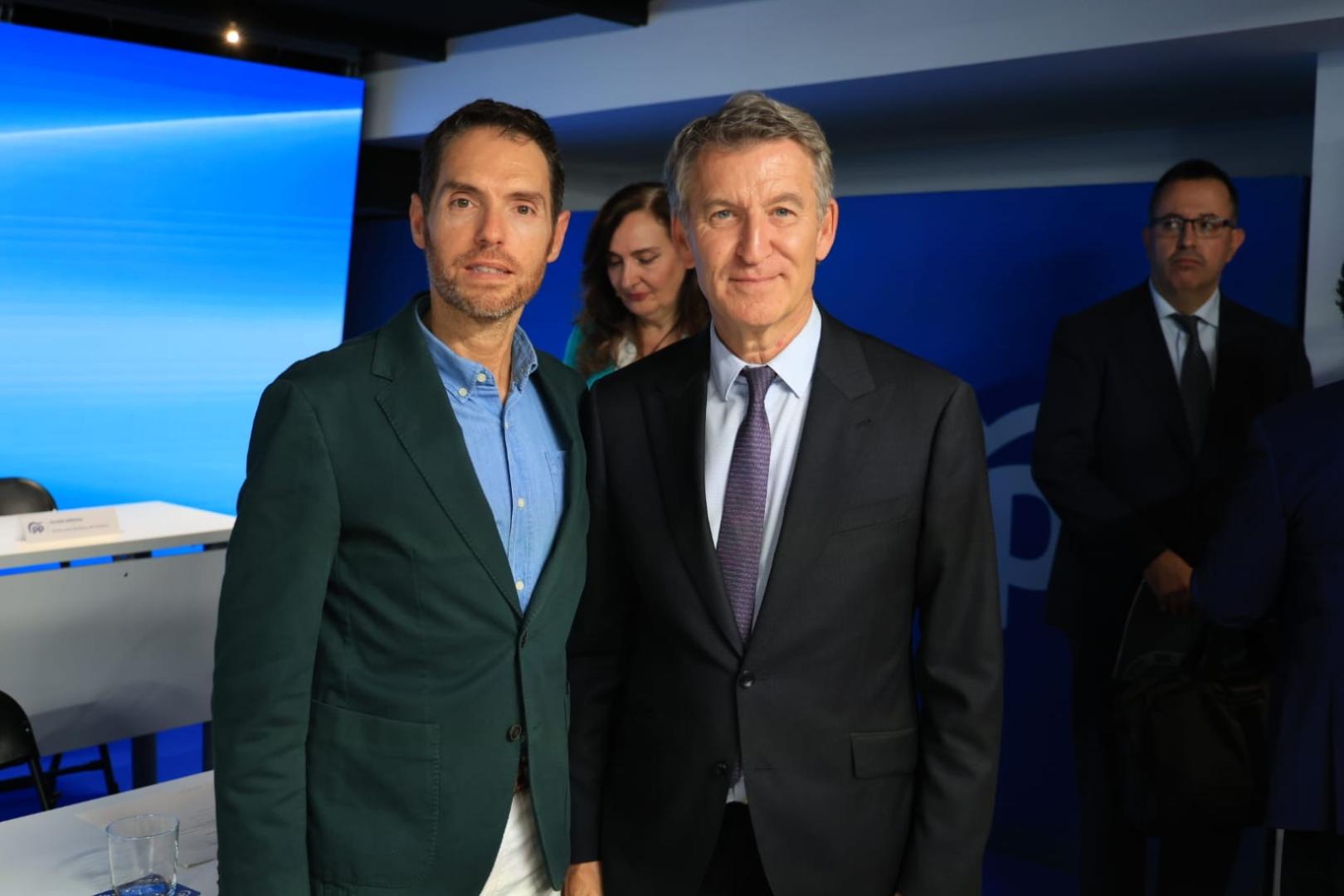 Sergio Sayas y Alberto Núñéz Feijoo se han fotografiado juntos tras la reunión este lunes 28 de septiembre de la Junta Directiva Nacional del PP, que ha nombrado a Sayas presidente de la comisión gestora que dirigirá el partido