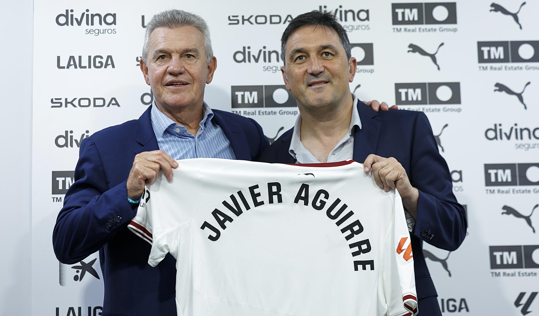 El técnico mexicano Javier Aguirre y el director deportivo del club, Braulio Vázquez, durante la presentación del nuevo entrenador del Valencia CF