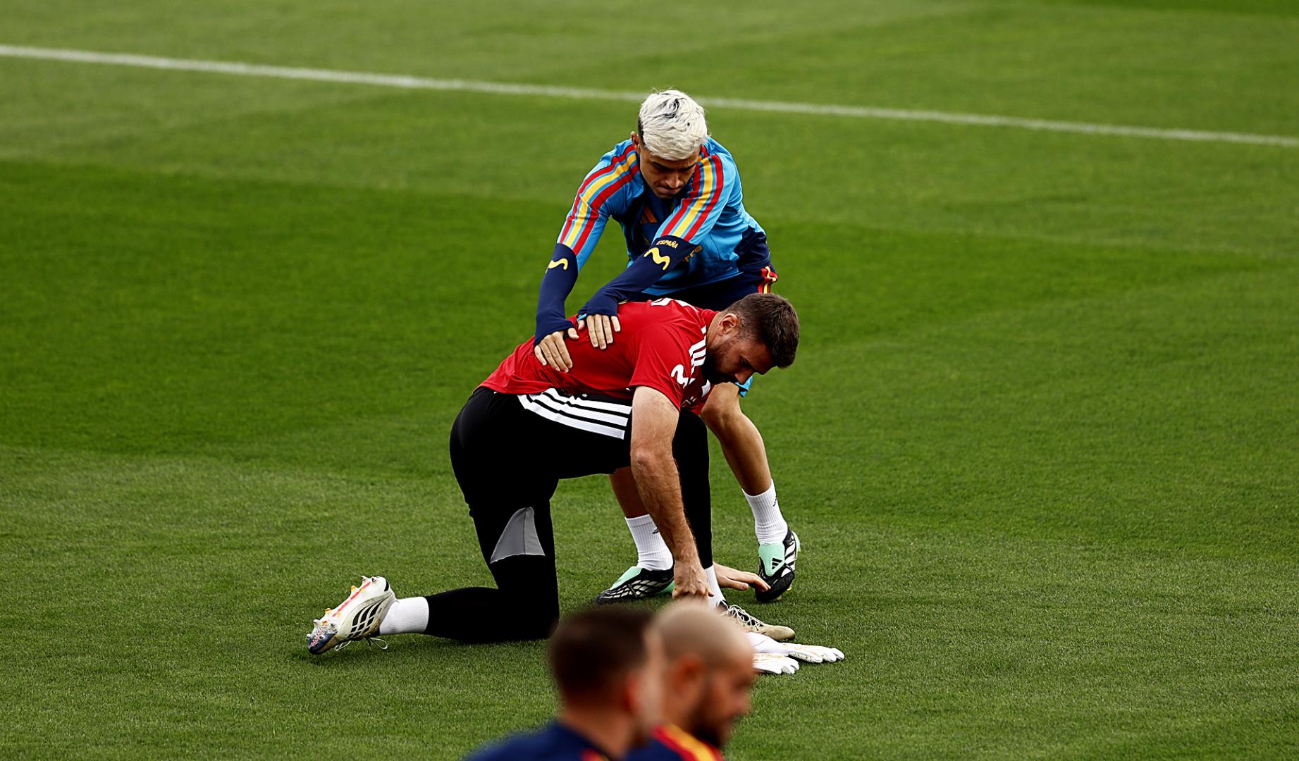Los jugadores de la selección española de fútbol Pedro González "Pedri" y Unai Simón durante el entrenamiento en la Ciudad del fútbol de las Rozas