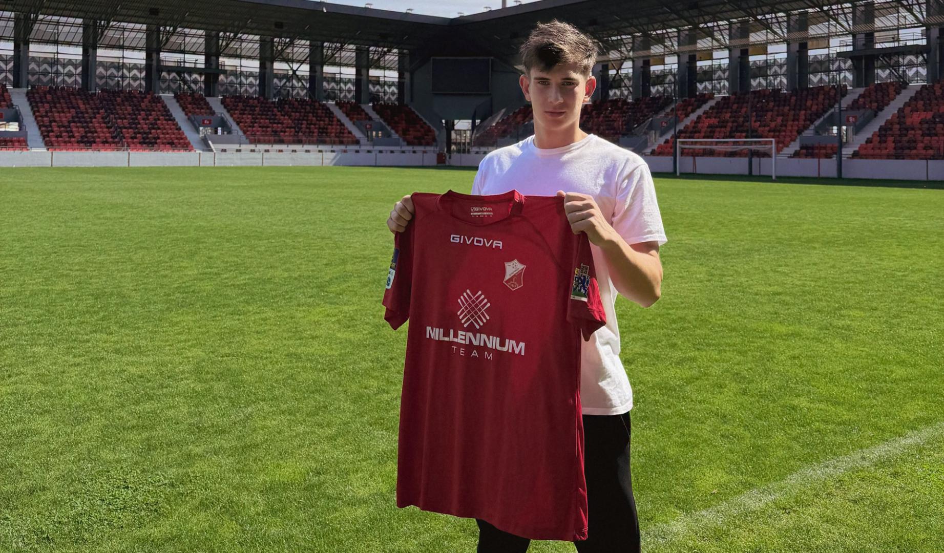 El pamplonés Raúl Chasco, presentado como nuevo futbolista del FK Dubočica