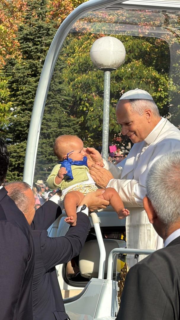 El Papa León XIV bendice desde el Papamóvil a Lucía Avello Castiella, en su viaje a Lourdes