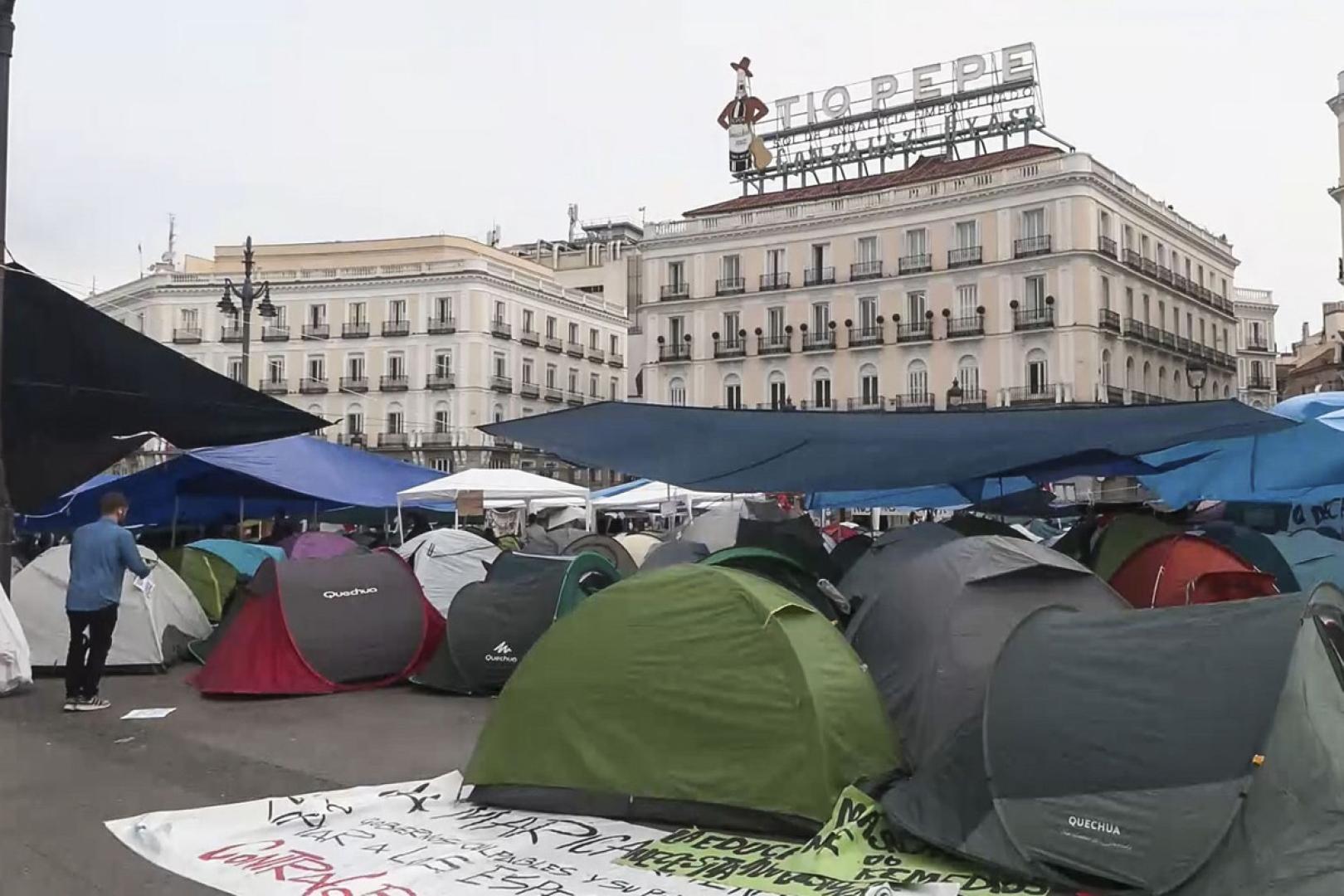Unas seiscientas personas amanecieron este lunes acampadas en la madrileña Puerta del Sol en protesta por la situación de la vivienda