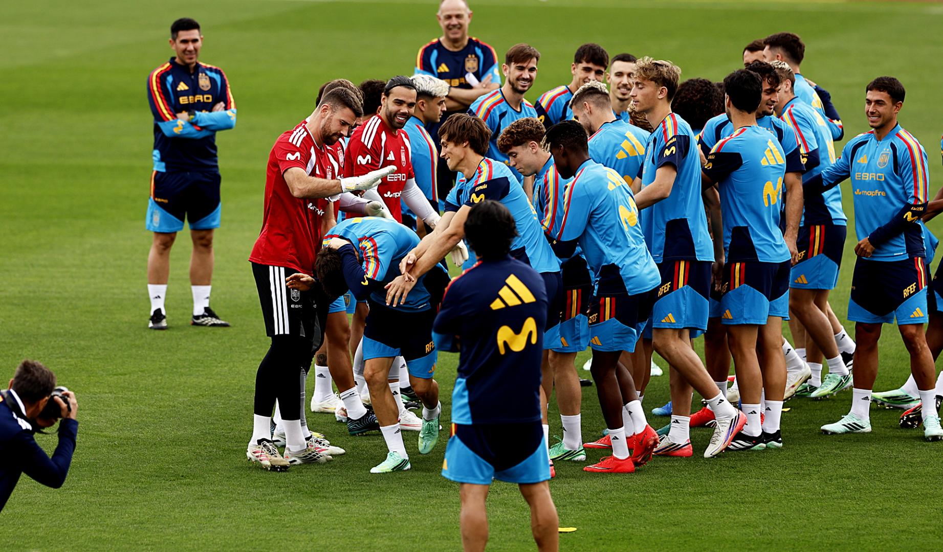 Los jugadores de la selección española de fútbol durante el entrenamiento llevado a cabo este lunes en la Ciudad del fútbol de las Roza
