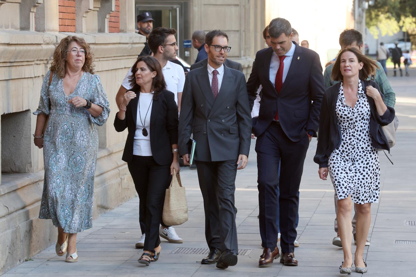 Grupo de cargos del PP, de izquierda a derecha: Carmen Alba, Maribel García Malo, Sergio Sayas, Javier García e Irene Royo, llegando el pasado jueves 24 de septiembre al Parlamento, donde se celebró el debate sobre el estado de Navarra