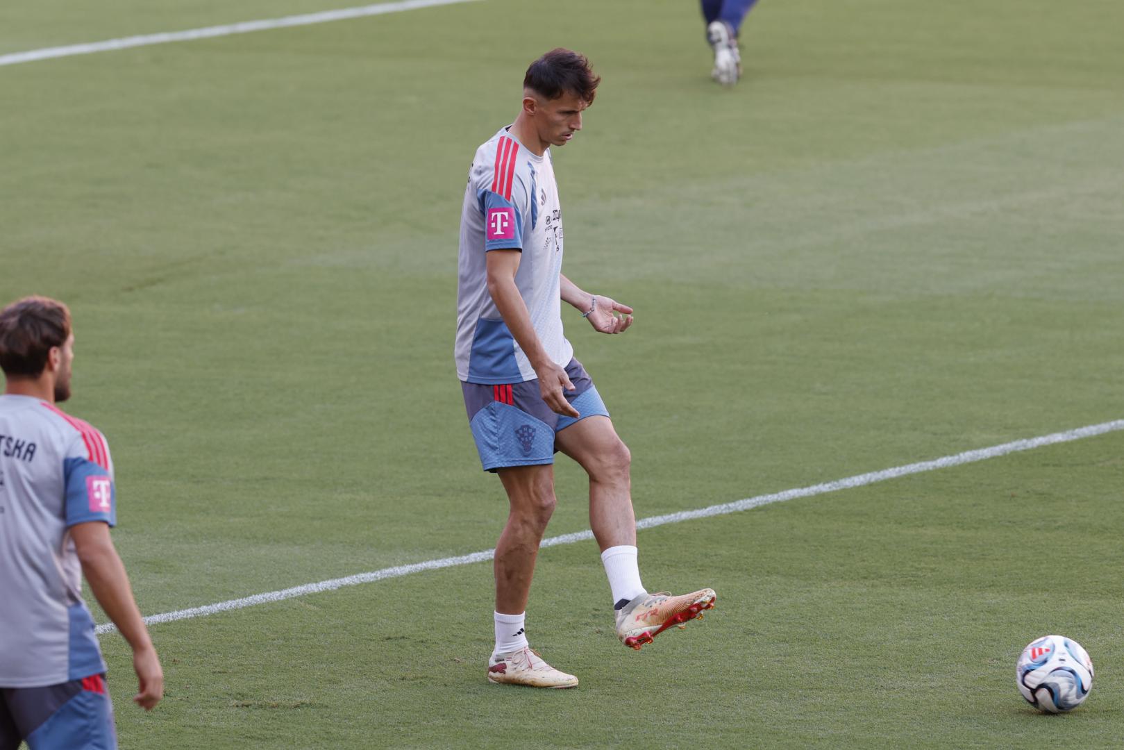 El delantero de la selección de fútbol de Croacia Ante Budimir, durante el entrenamiento en la víspera del partido de la Liga de Naciones ante España, este lunes en Sevilla