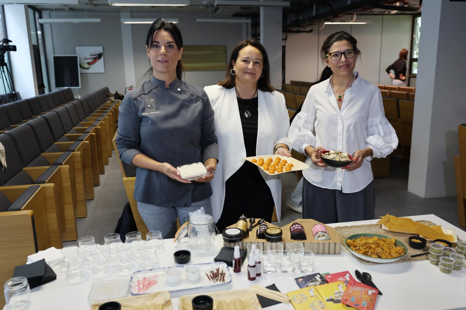 Goiza Isiegas, Idoya Fernández Pan y Ana y Ana Rivas, directora general de Turismo, con algunos de los productos del proyecto.