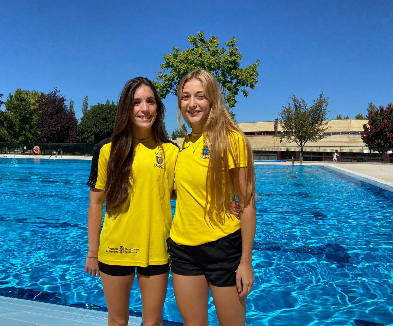 Nerea Barrena e Irati López, posan con la equipación del Club de Natación de Lagunak en Barañáin.