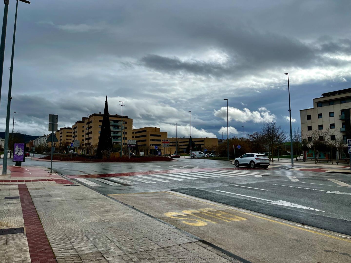 Paso peatonal junto a una de las rotondas de Reino de Navarra en Sarriguren, con cámaras en farolas