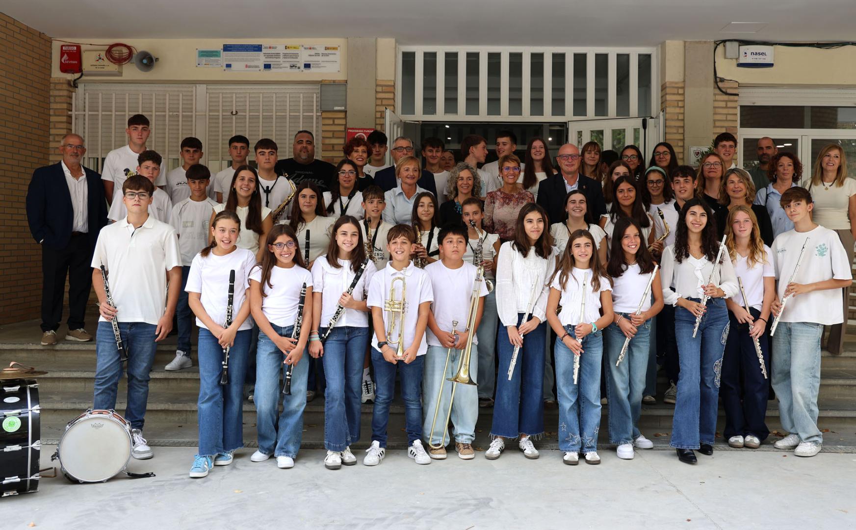Alumnado del IES Marqués de Villena, que interpretó dos piezas durante el acto, posó con parte de los invitados al finalizar