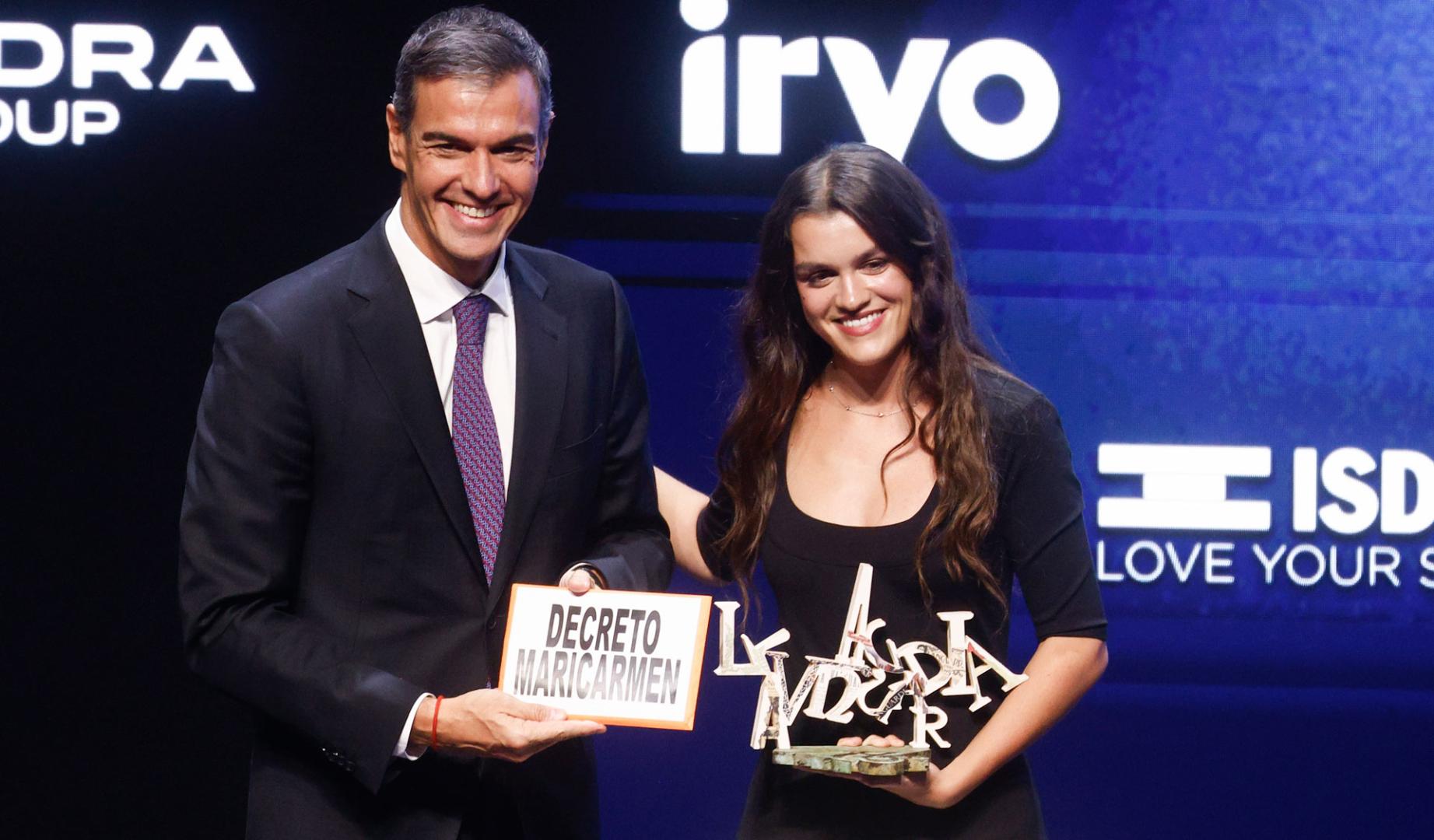 La cantante Amaia tras recibir de manos del presidente del Gobierno Pedro Sánchez el ´Premio Talento Joven´ y al que ha dado un cartel con el lema ´Decreto Maricarmen´, durante la gala de entrega de la IV edición de los Premios Vanguardia,