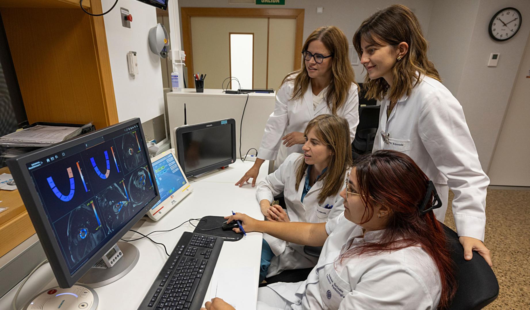 Las Dras. Gabriela Madrid y Marina Pascual, del Departamento de Cardiología, junto a la Dra. Ana Ezponda, radióloga de la Clínica y Andrea Setuain, técnico en Radiología, analizan imágenes cardiacas obtenidas mediante resonancia magnética