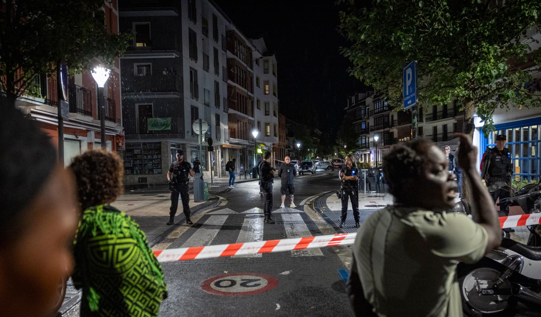 Un varón de 46 años ha fallecido este lunes en Hondarribia (Gipuzkoa) al recibir un disparo de un agente de la Policía Local en el momento en el que intentaba agredir con un arma blanca a una agente de la Ertzaintza