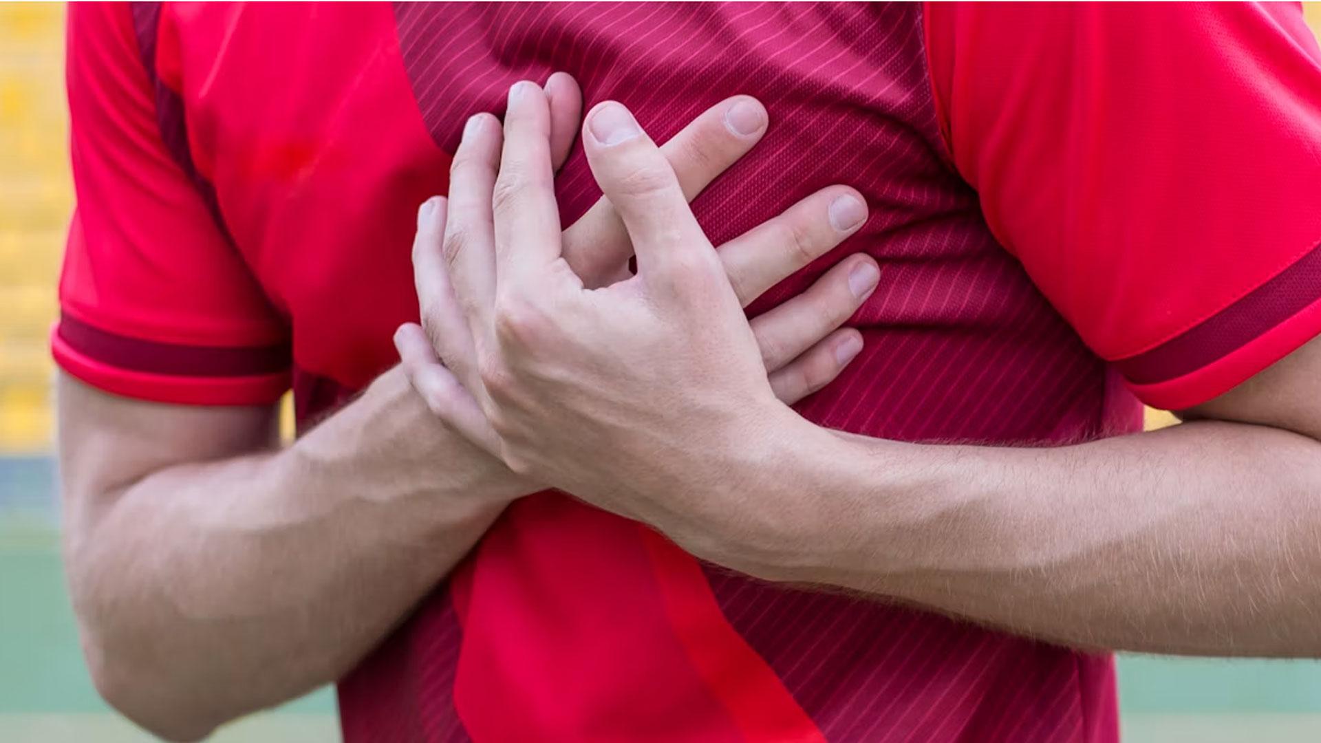 Un deportista se queja de un dolor en el corazón