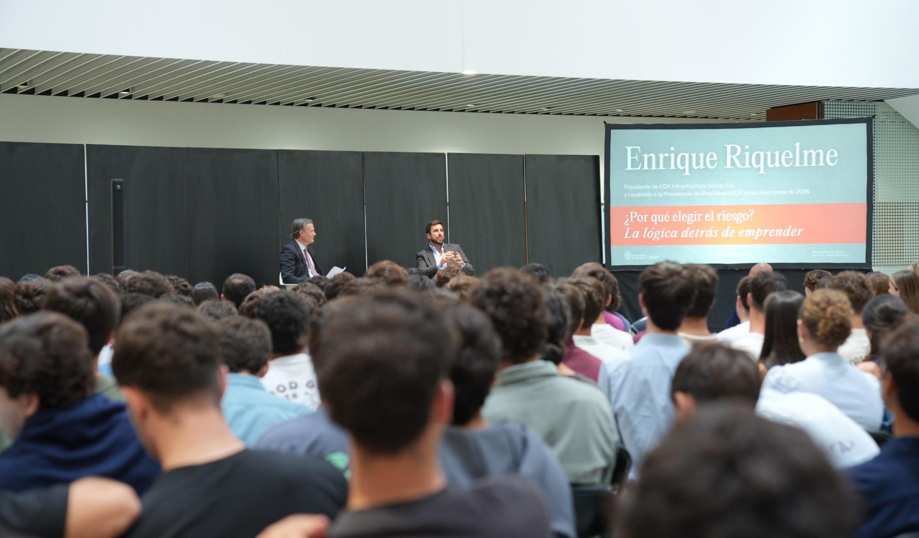 Enrique Riquelme participa en un encuentro con alumnos de la Universidad de Navarra