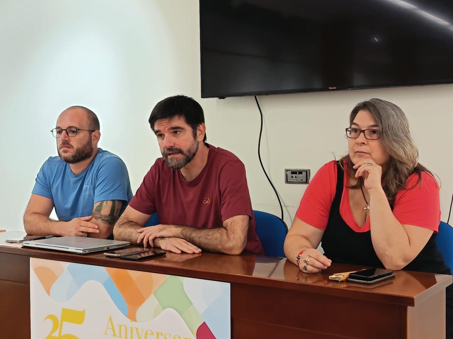 Eneko Larrarte, en el centro, junto a sus compañeros del grupo municipal de Contigo Tudela Alberto Lajusticia y Olga Risueño