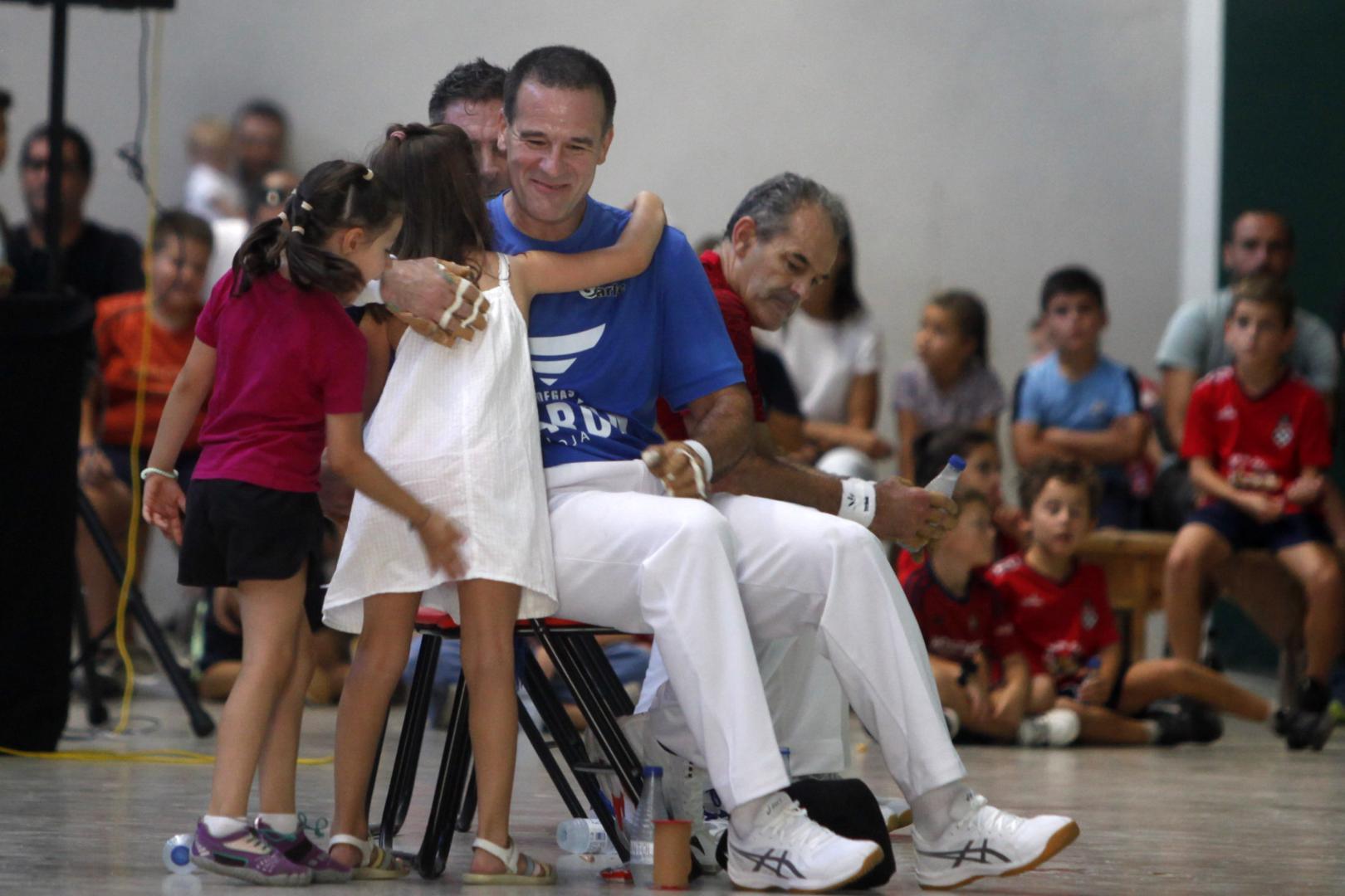 Abel Barriola y su hija Irati, en un momento del partido.