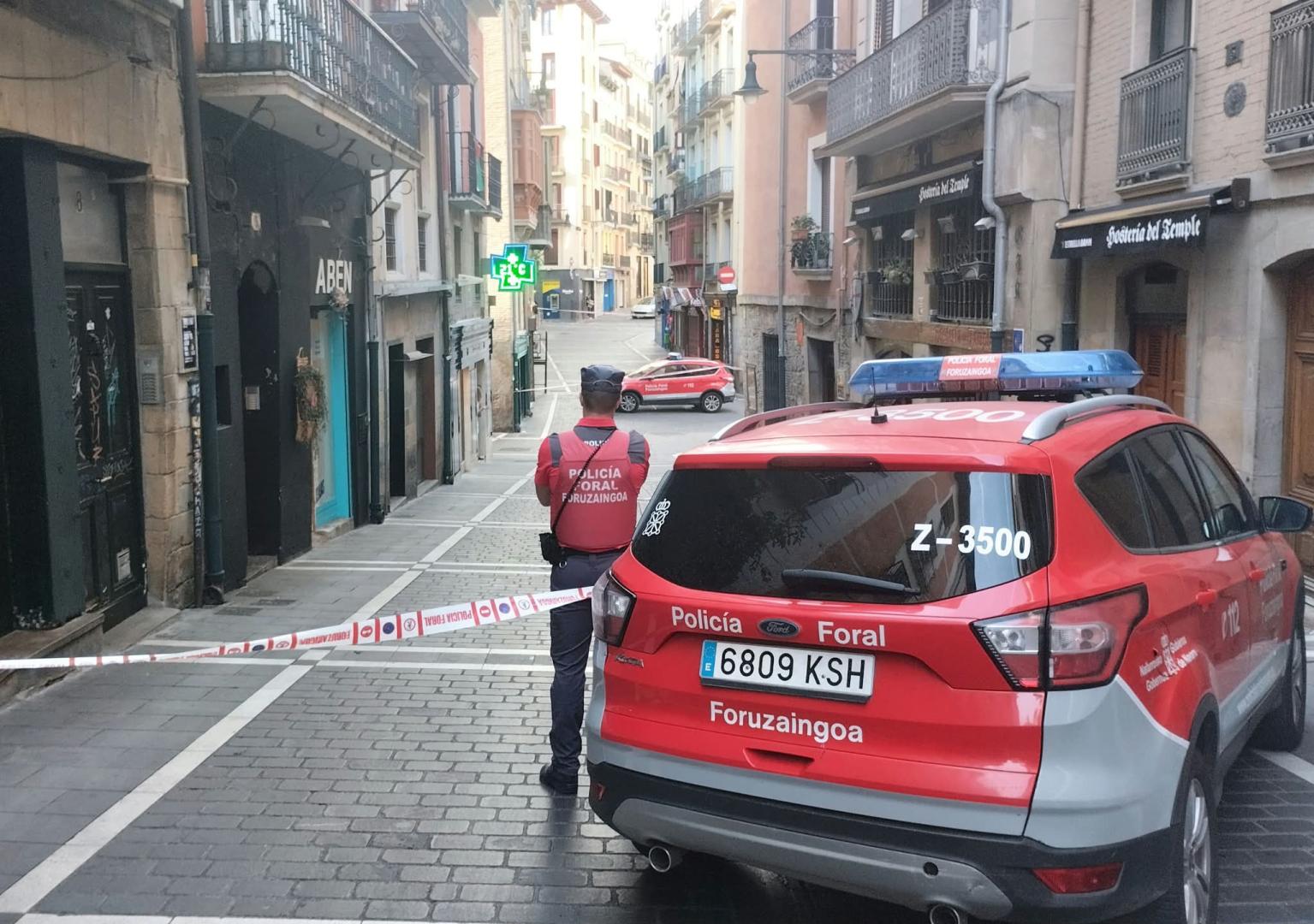 Acordonado Mercaderes, con un coche policial desde la calle Curia