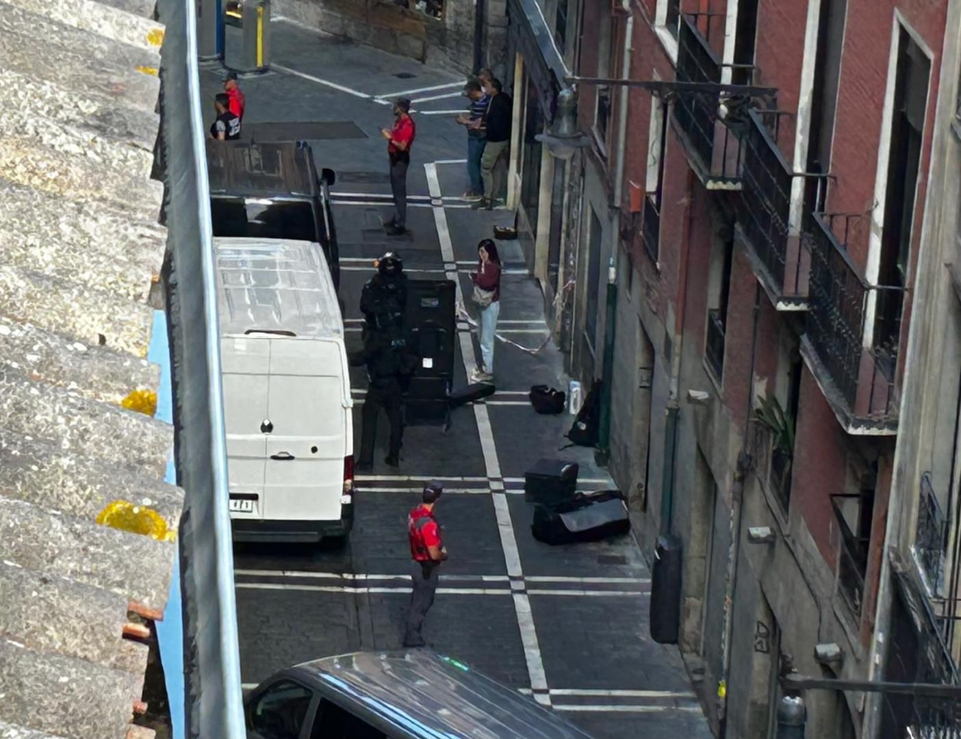 Vídeo: Dispositivo de Policía Foral en Calderería por un hombre que se ha atrincherado en Mercaderes