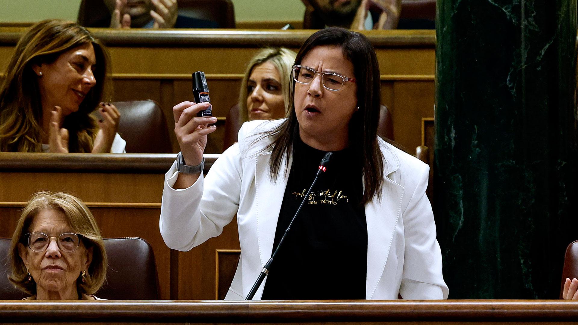 La diputada del PP Ana Belén Vázquez muestra un bote de gas pimienta en su interpelación al ministro del Interior, Fernando Grande-Marlaska