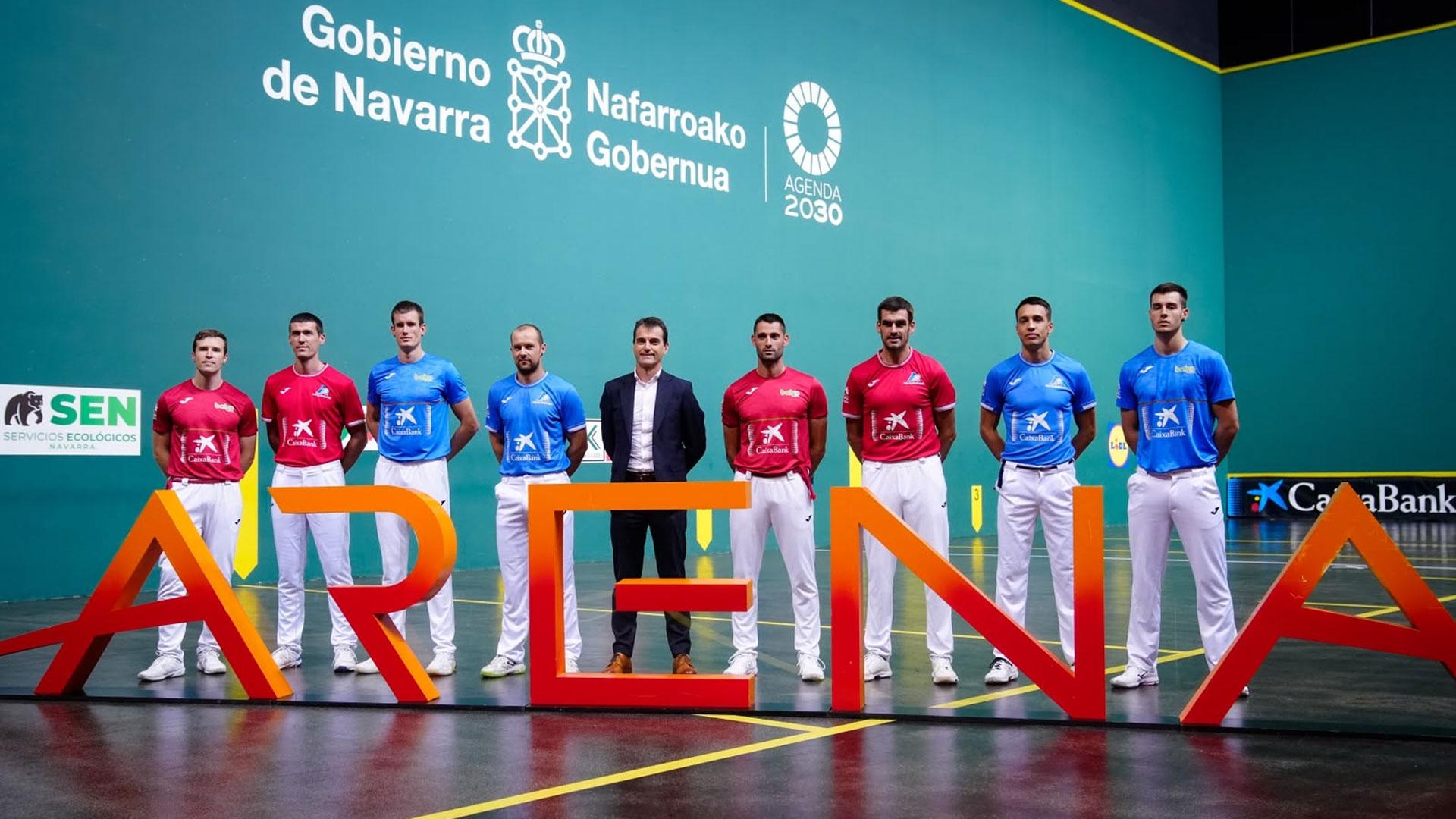 Foto de grupo de la elección de material en el Navarra Arena para las semifinales y la final del Masters CaixaBank