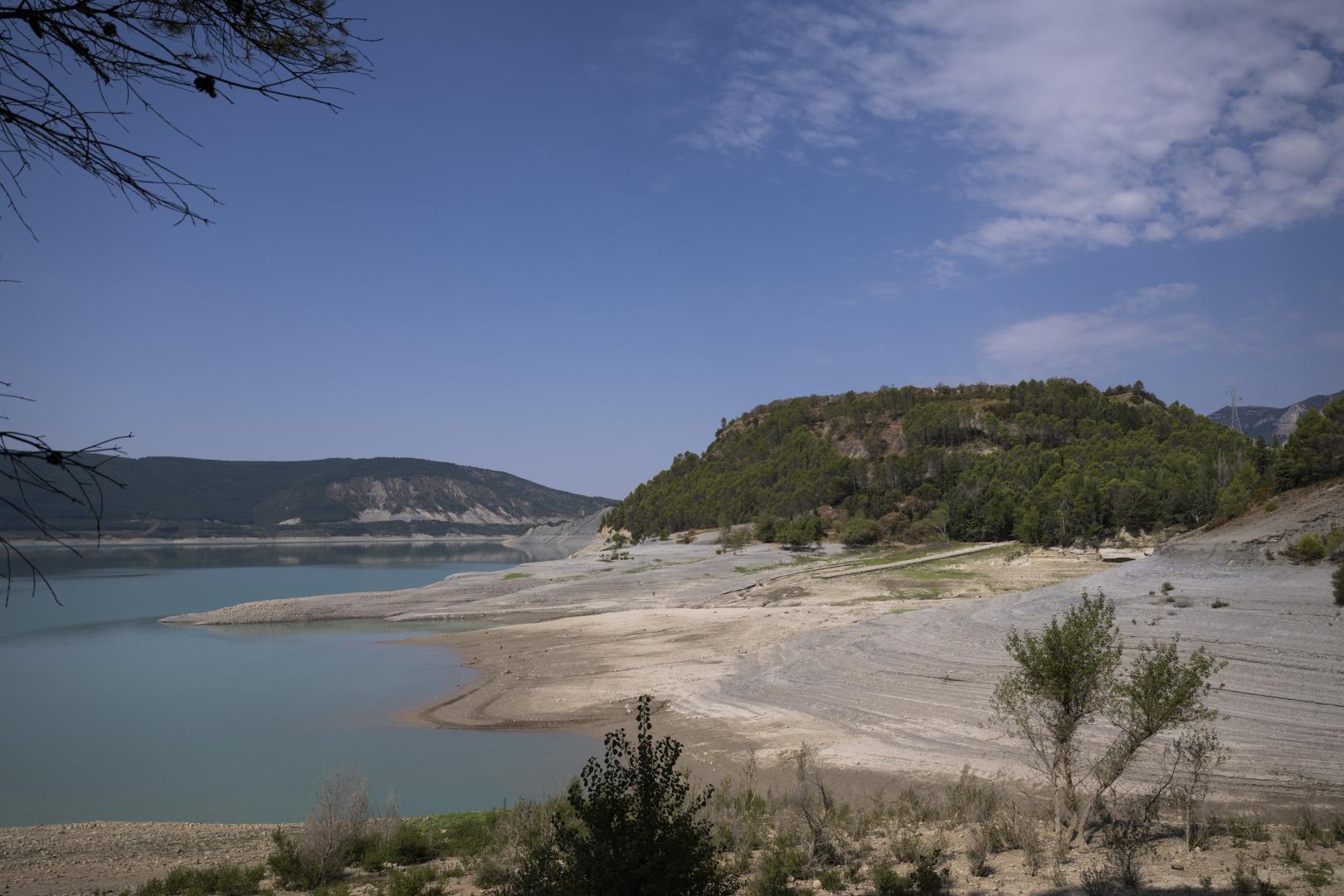 La reserva de agua de los embalses navarros sigue descendiendo esta semana. En la imagen, vista de Yesa el pasado 19 de agosto