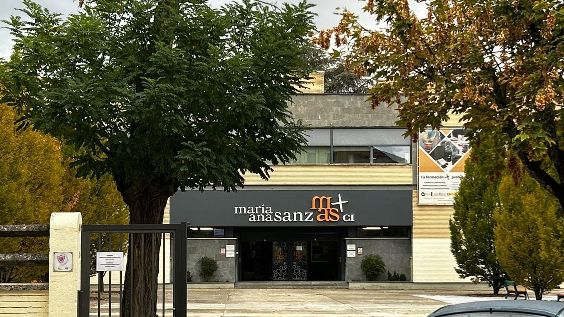 Acceso principal al centro integrado María Ana Sanz, de la Txantrea de Pamplona