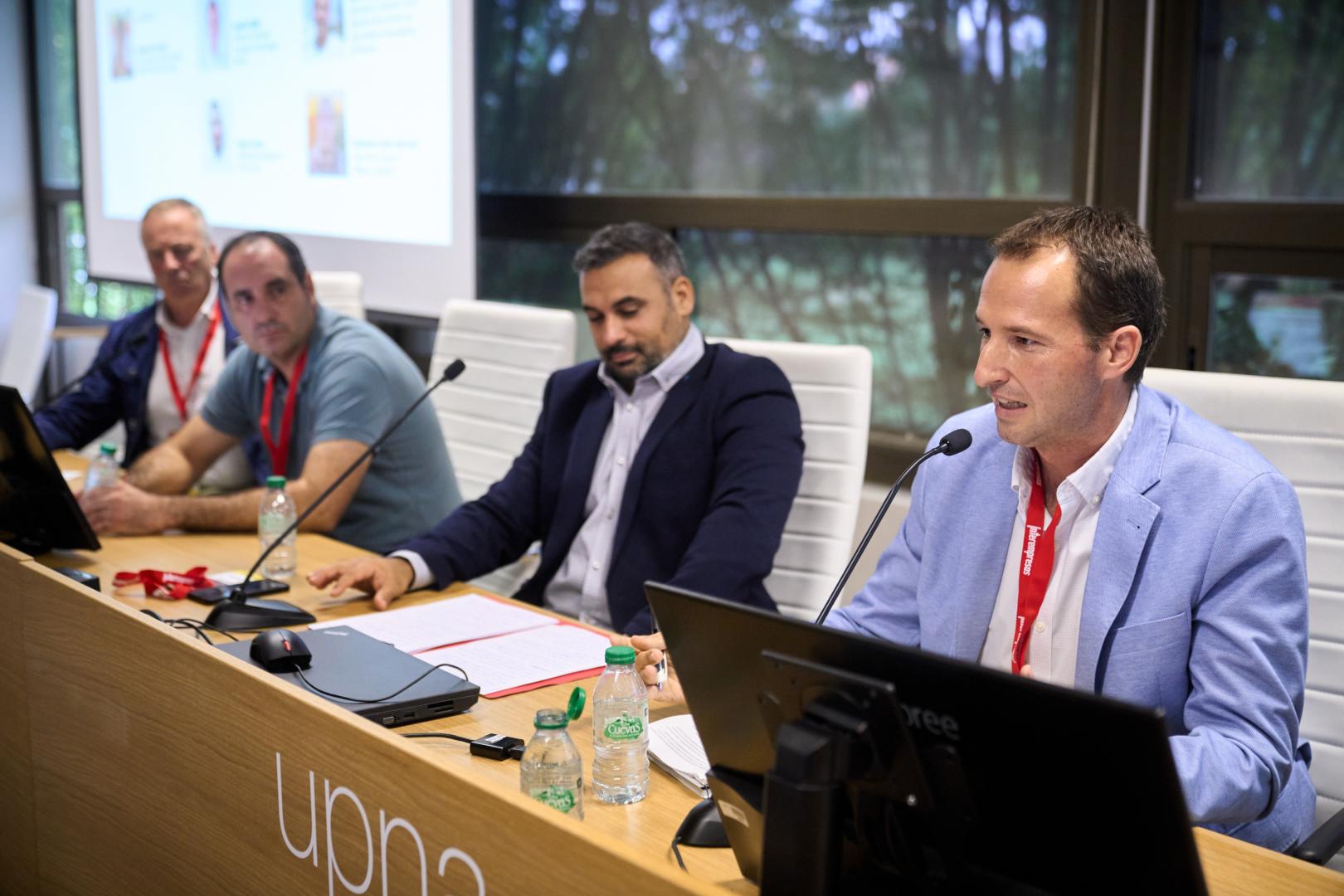 Ponentes. Por la izquierda: Serafín Zalba (Limagrain), Guilermo Asín Sánchez (agricultor), Diego Juárez (Timac Agro) y David Navarro (agricultor y miembro ejecutiva UGAN).