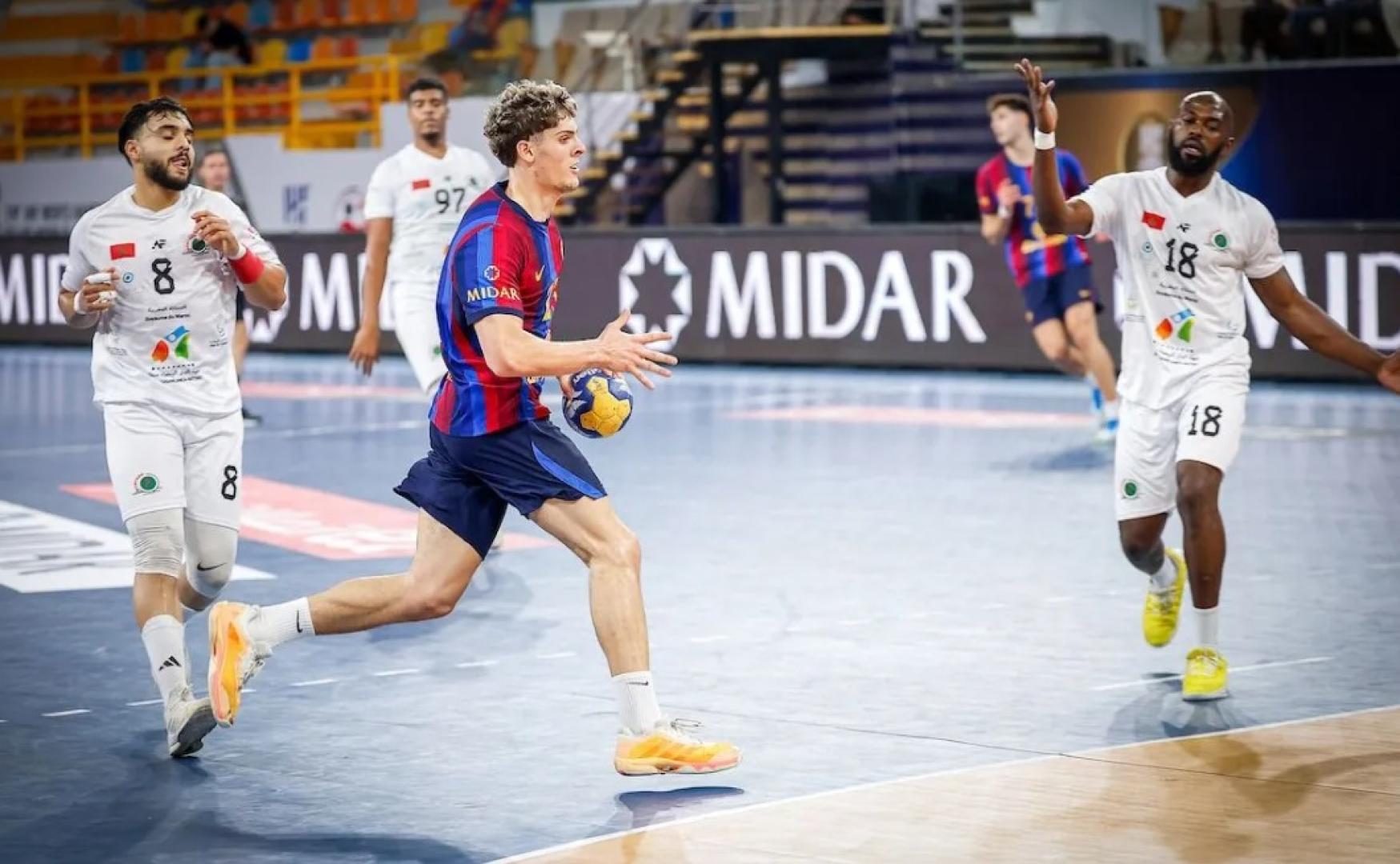Adrián Sola, superando en una acción, a la defensa marroquí del Montada Derb Sultan